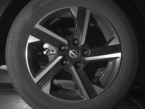 Used 2025 Nissan Sentra SV FWD image 15