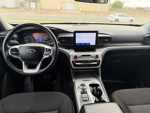 Used 2023 Ford Explorer XLT AWD/4WD image 31