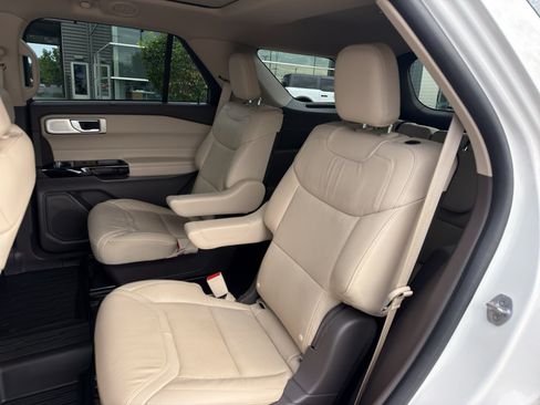 Used 2023 Ford Explorer Platinum w/ Technology Package AWD/4WD image 16