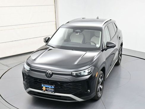 Used 2025 Volkswagen Tiguan SE AWD/4WD image 37