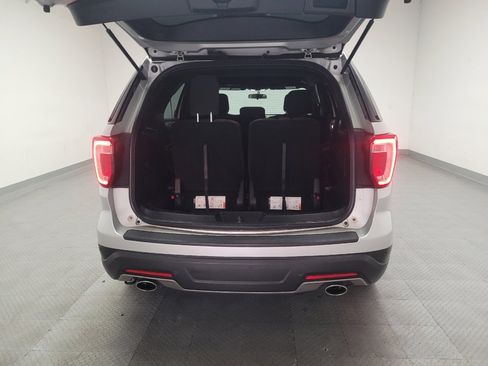 Used 2018 Ford Explorer XLT image 29