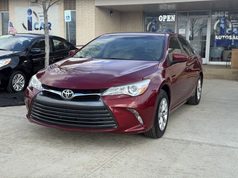 Used 2017 Toyota Camry LE image 1