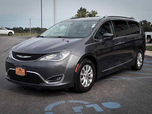 Used 2018 Chrysler Pacifica Touring-L FWD image 22
