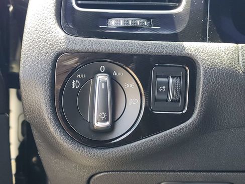 Used 2015 Volkswagen GTI SE FWD image 16