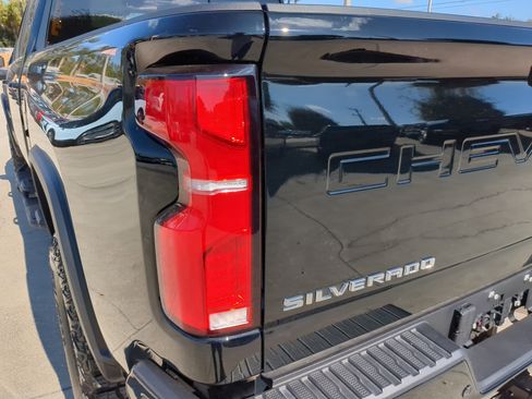 Used 2025 Chevrolet Silverado 2500 ZR2 w/ Technology Package image 10