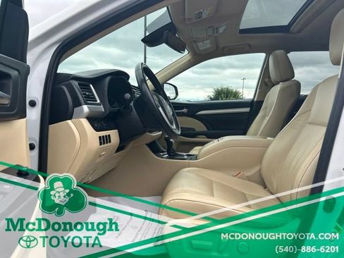 Used 2019 Toyota Highlander XLE FWD image 14