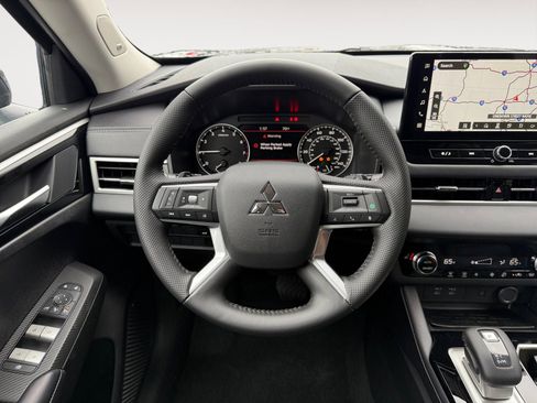 New 2025 Mitsubishi Outlander SE image 12