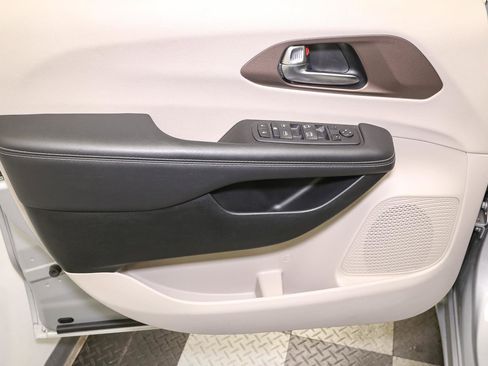 Used 2024 Chrysler Voyager LX image 39