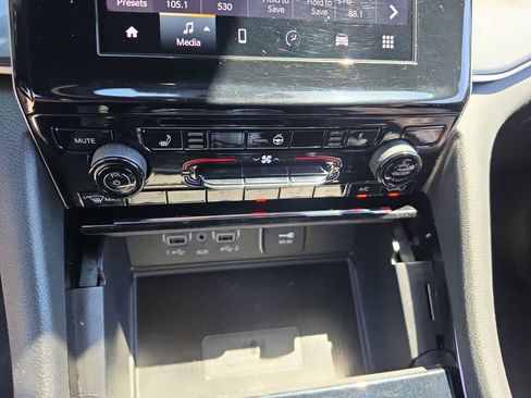 Used 2023 Jeep Grand Cherokee Altitude AWD/4WD image 18