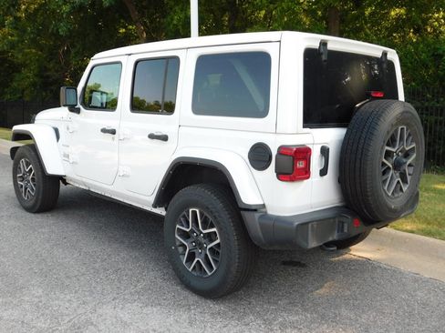 Used 2024 Jeep Wrangler Unlimited Sahara AWD/4WD image 3
