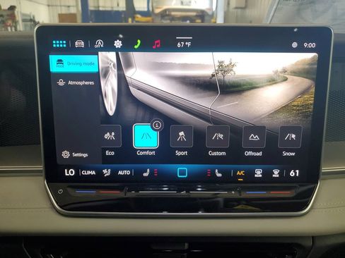 New 2025 Volkswagen Tiguan SE image 24