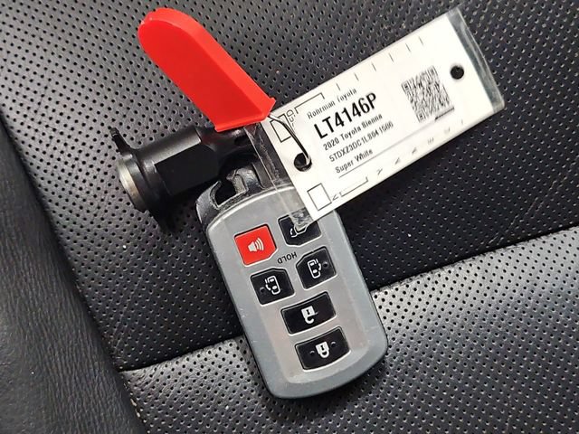 Used 2020 Toyota Sienna SE Premium w/ Nightshade Edition FWD image 31