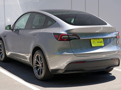 Used 2024 Tesla Model Y Long Range RWD image 50