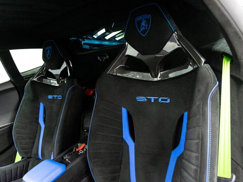 Used 2022 Lamborghini Huracan STO RWD image 52
