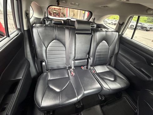 Used 2023 Toyota Highlander XLE AWD/4WD image 40