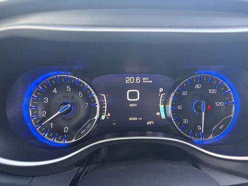 Used 2023 Chrysler Pacifica Touring-L FWD image 21
