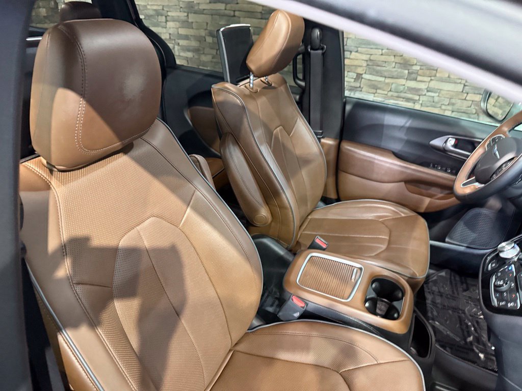 Used 2017 Chrysler Pacifica Limited w/ UConnect Theater Package FWD image 37