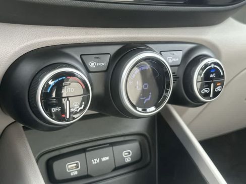 Used 2025 Hyundai Venue SEL FWD image 28