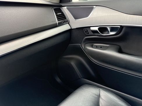 Used 2022 Volvo XC90 T5 Momentum image 30