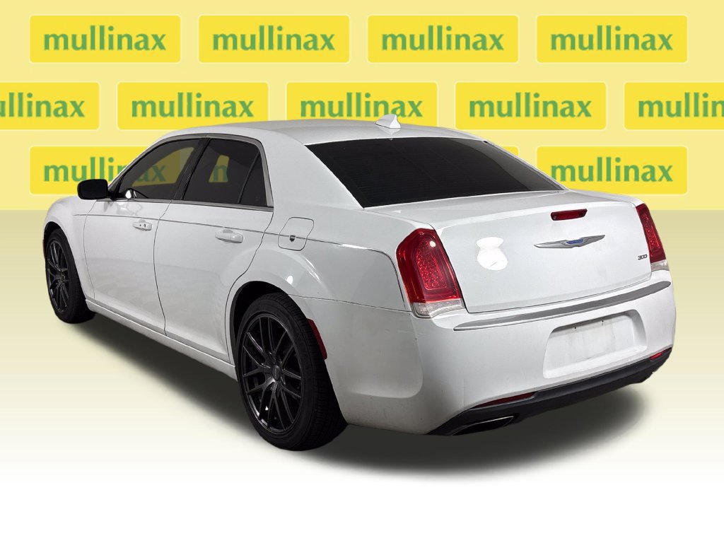 Used 2018 Chrysler 300 Touring w/ Chrome Appearance Package RWD image 11