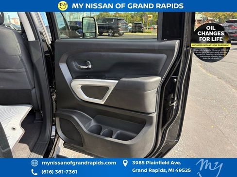 Used 2024 Nissan Titan SV w/ SV Convenience Package image 12