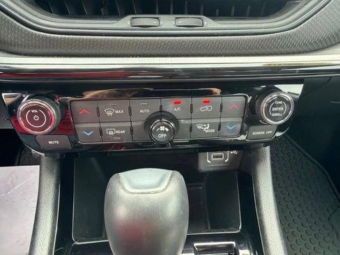 Used 2025 Jeep Compass Trailhawk AWD/4WD image 25