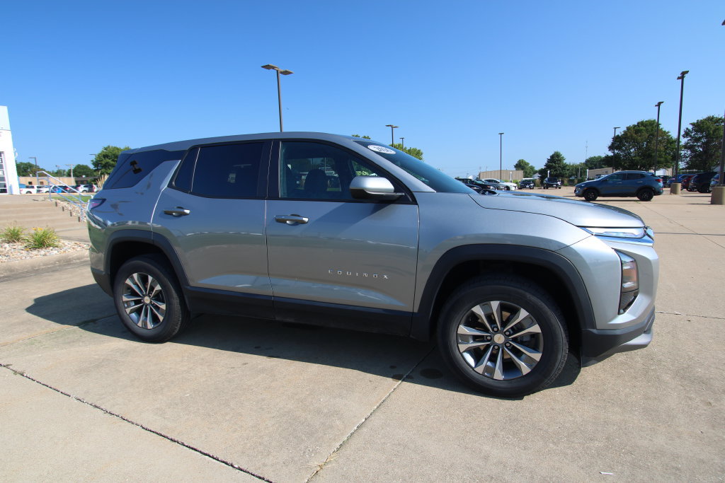Used 2026 Chevrolet Equinox LT AWD/4WD image 3