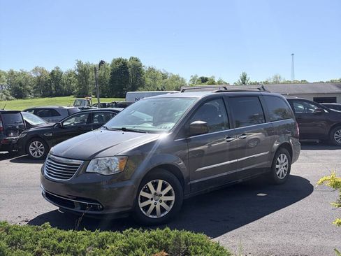 Used 2016 Chrysler Town & Country Touring w/ Driver Convenience Group FWD image 2