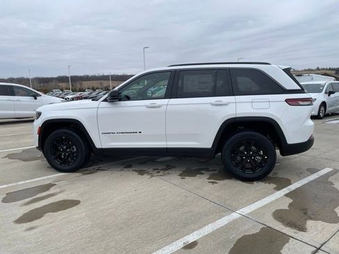 New 2026 Jeep Grand Cherokee Altitude AWD/4WD image 2