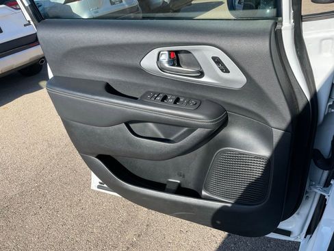 Used 2025 Chrysler Pacifica Limited image 52