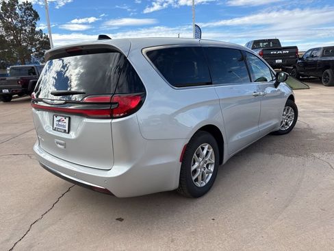 Used 2024 Chrysler Pacifica Touring-L FWD image 5