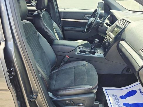 Used 2018 Ford Explorer XLT w/ XLT Appearance Package AWD/4WD image 15