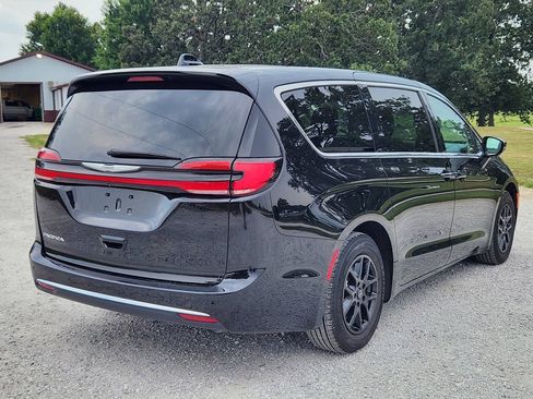 Used 2024 Chrysler Pacifica Touring-L FWD image 5