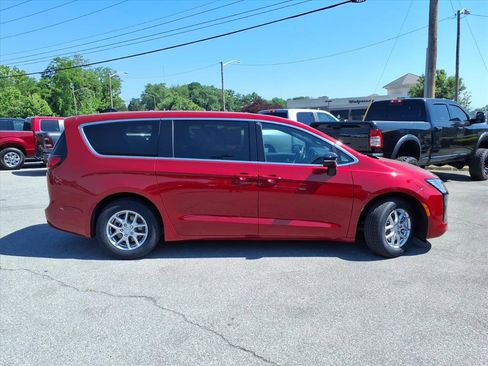 New 2027 Chrysler Pacifica Select FWD image 3