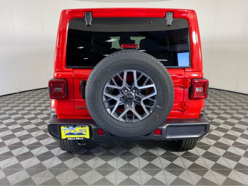 Used 2026 Jeep Wrangler Unlimited Sahara AWD/4WD image 6