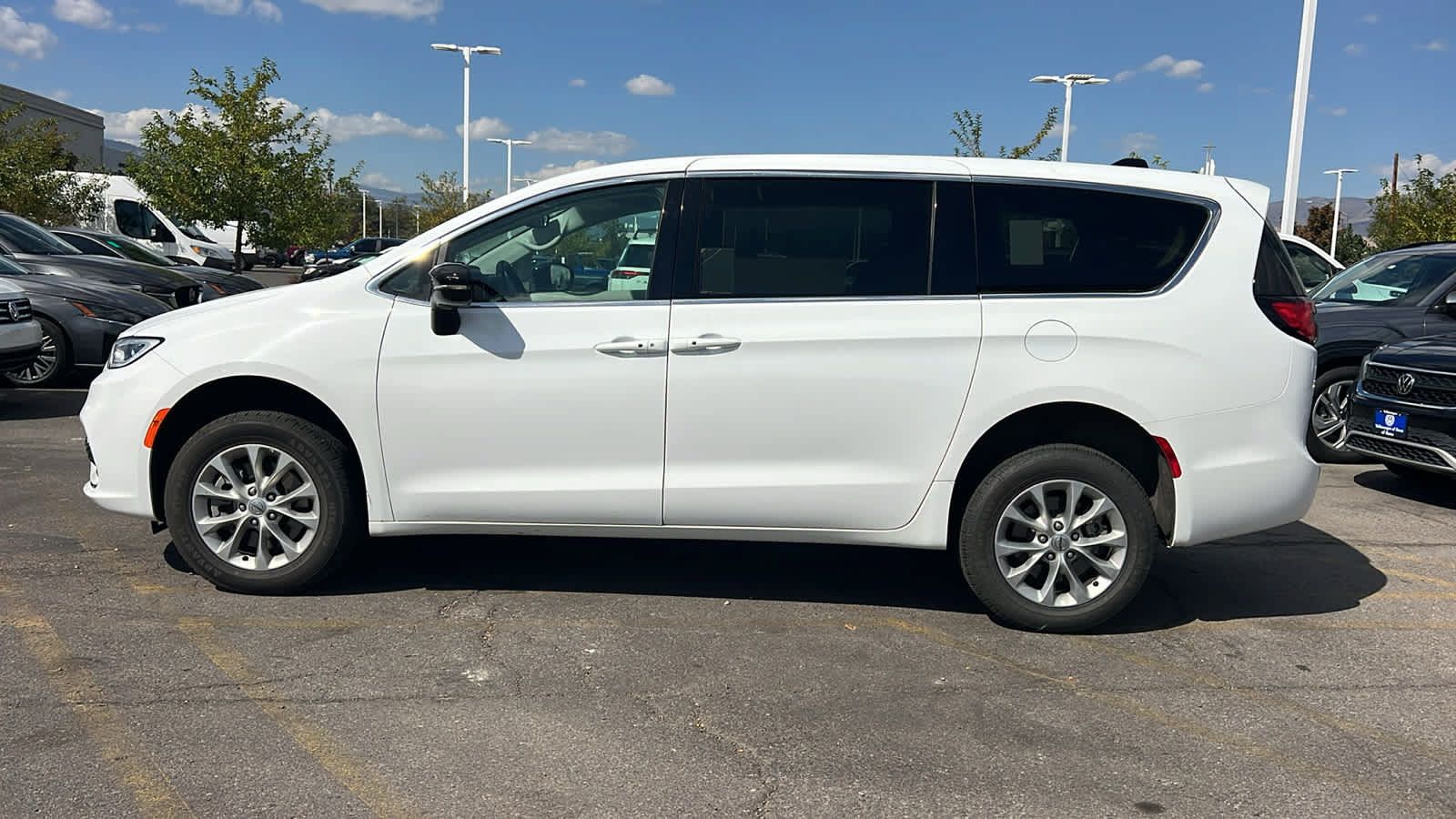 Used 2024 Chrysler Pacifica Touring-L AWD/4WD image 8