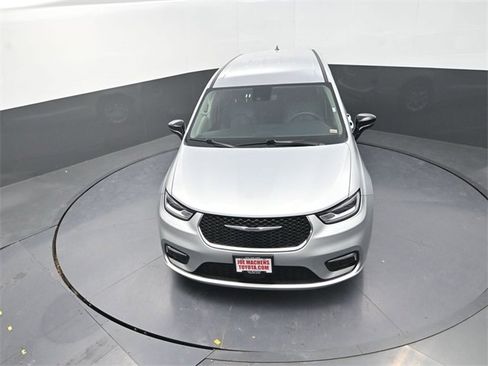 Used 2024 Chrysler Pacifica Touring-L image 18