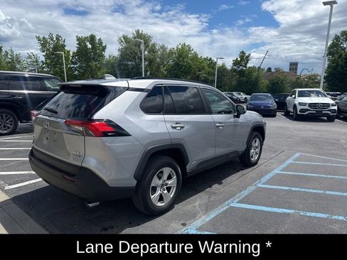 Used 2021 Toyota RAV4 XLE AWD/4WD image 7