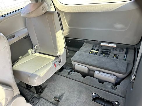 Used 2015 Toyota Sienna XLE Premium image 11