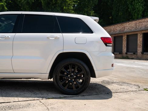 Used 2017 Jeep Grand Cherokee Altitude AWD/4WD image 5