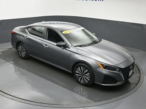 Used 2024 Nissan Altima 2.5 SV FWD image 3
