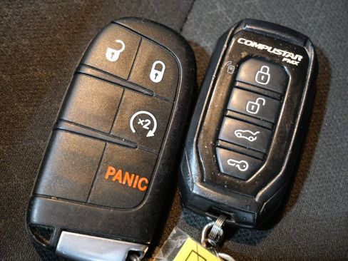 Used 2021 Jeep Grand Cherokee Laredo AWD/4WD image 28