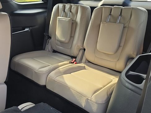 Used 2018 Ford Explorer Limited w/ Ford Safe & Smart Package FWD image 16