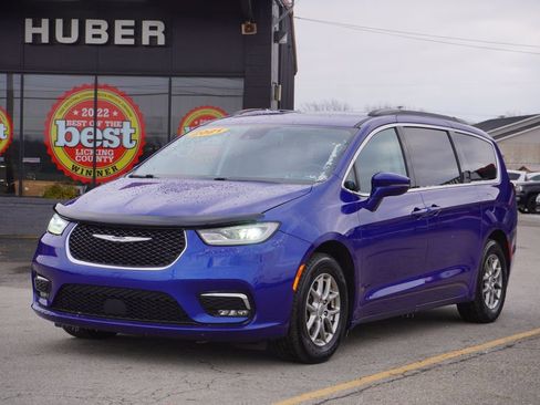 Used 2021 Chrysler Pacifica Touring image 3