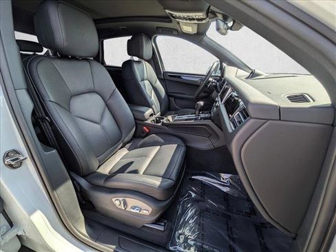 Certified 2025 Porsche Macan image 24