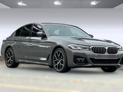 Used 2022 BMW 530e w/ Premium Package image 6