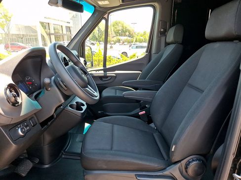 Used 2023 Mercedes-Benz Sprinter 2500 image 13