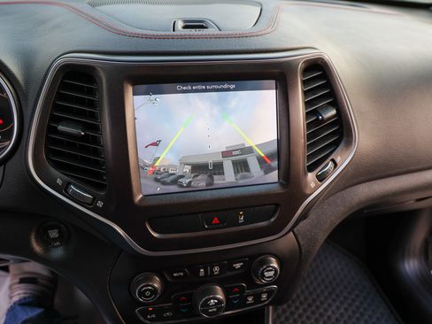 Used 2022 Jeep Cherokee Trailhawk AWD/4WD image 25