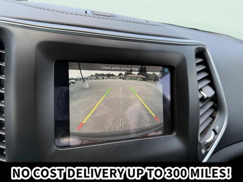 Used 2020 Jeep Cherokee Latitude Plus w/ Cold Weather Group AWD/4WD image 25