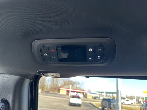 Used 2025 Chrysler Pacifica Limited image 29